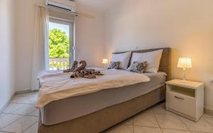 Postel nebo postele na pokoji v ubytování Apartments Rok + 37 fotografií