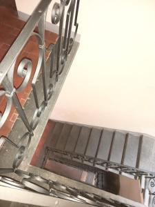 une rampe d'escalier en métal munie d'une fenêtre. dans l'établissement Casa Garibaldi, à Lucques