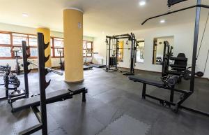 een fitnessruimte met verschillende loopbanden in een kamer bij Satélite - Campos do Jordão in Campos do Jordão