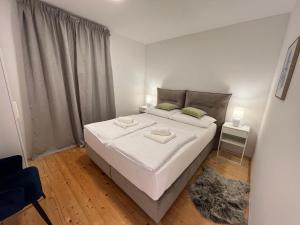 - une chambre avec un grand lit blanc dans l'établissement Villa Stina, à Pisak