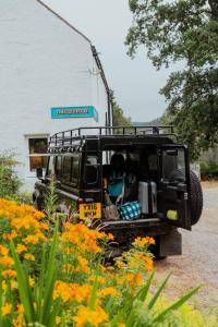 une jeep noire garée dans un champ de fleurs dans l'établissement Exclusive use - The Coach House, à Banchory