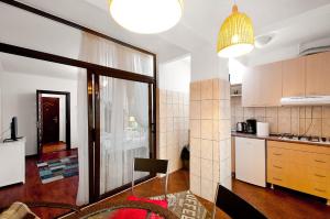 une cuisine avec une grande fenêtre et une table dans l'établissement Boutique Apartments, à Galaţi