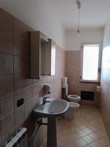 ein Bad mit einem Waschbecken und einem WC in der Unterkunft Agriturismo Sant'Anna Ortì in oliveta biologica con vista sullo Stretto di Messina in Orti