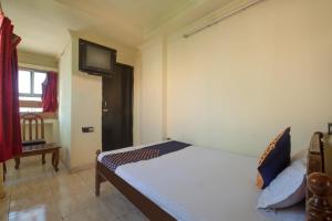 Un ou plusieurs lits dans un hébergement de l'établissement SPOT ON Hotel Manikanta Residency