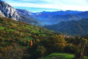 vistas a un valle con montañas y árboles en Montegrande entorno mágico rodeado de montañas en La Plaza