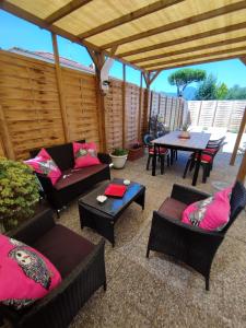 un patio con sofás y mesas y una mesa con una mesa. en House Viareggio en Viareggio