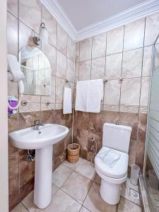 ein Badezimmer mit Toilette und Waschbecken in der Unterkunft Abelia Otel in Canakkale