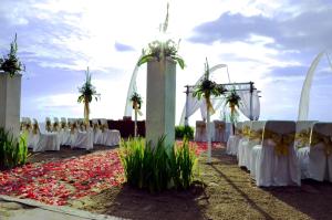 rzędu stołów i krzeseł na weselu w obiekcie Merumatta Senggigi Lombok w mieście Senggigi