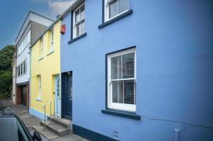 um edifício azul com uma janela numa rua em Norton Cottage - 3 Bedroom Cottage - Tenby em Tenby