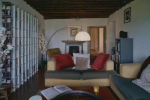 salon z kanapą i kominkiem w obiekcie Rouge-cœur w mieście Montaigu