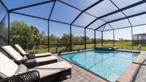 una piscina cubierta con techo de cristal en 14724 Cherry Blossom, en Burnt Store Marina