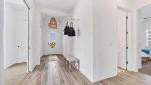 un pasillo con paredes blancas y suelo de madera en 14724 Cherry Blossom, en Burnt Store Marina