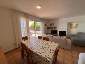 a living room with a table and a couch at Les Dunes 5081 in Torroella de Montgrí