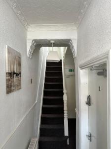 - un escalier dans un bâtiment avec un escalier dans l'établissement Clifton Street, à Middlesbrough