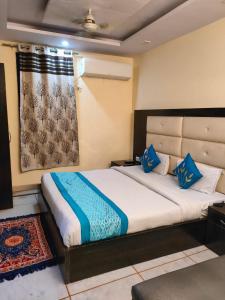 1 dormitorio con 1 cama grande con almohadas azules en Hotel Star Palace - Near Karol Bagh Metro, en Nueva Delhi