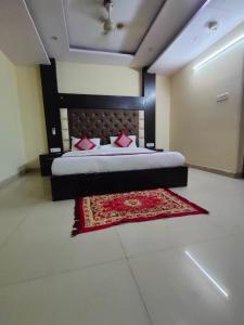 1 dormitorio con 1 cama con alfombra roja en el suelo en Hotel Star Palace - Near Karol Bagh Metro, en Nueva Delhi