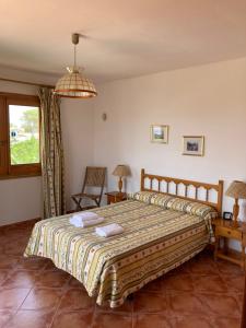 Postel nebo postele na pokoji v ubytování Beautiful Villa & Swimming Pool in Cala Blanca + 31 fotografií