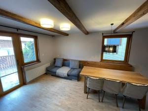 ein Wohnzimmer mit einem Tisch und einem Sofa in der Unterkunft Apartment Lana in Kranjska Gora