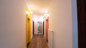 un couloir avec des portes de couleurs différentes dans l'établissement Le Chalet d'Ouchy, à Lausanne