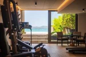 um quarto com vista para a praia a partir de um ginásio em Dedaj Resort - Villa Tina em Zadar