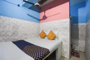 een kamer met een bed en twee kussens erop bij OYO Hotel Sonar Bangla Lodge in Calcutta