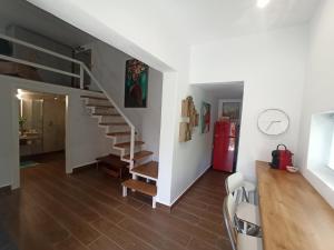 un salon avec un escalier en colimaçon et une cuisine dans l'établissement Cosy loft, à Platamonas