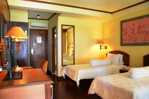 Een bed of bedden in een kamer bij Merumatta Senggigi Lombok