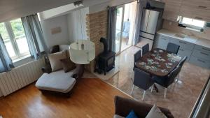 Mislav Apartment في تروغير: اطلالة جوية لغرفة معيشة مع طاولة وموقد