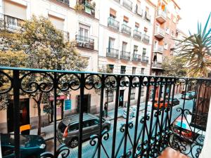 - Balcón con vistas a una calle de la ciudad en Alojamiento en Centro de Madrid, en Madrid