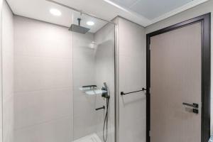 Koupelna v ubytování Stylish Studio Apartment in Chaimaa Avenue, JVC