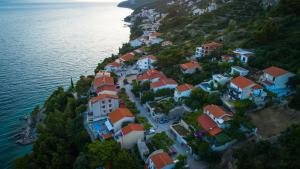 una vista aérea de un pueblo en una colina junto al agua en Villa Stina, en Pisak
