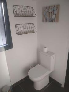 bagno con servizi igienici bianchi in camera di Maisonnette tout confort a Rochefort-du-Gard