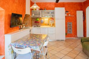 eine Küche mit einem Tisch und Stühlen im Zimmer in der Unterkunft 071 - CASA GIOIELLO, GIARDINO, 10 minuti MARE SPIAGGIE in Sestri Levante