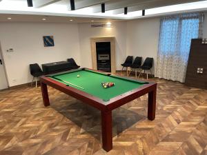 Biliár nebo kulečník v ubytování Villas Anita
