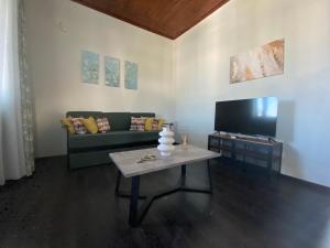 Телевизор и/или развлекательный центр в Aphrodite Apartments