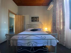 Кровать или кровати в номере Aphrodite Apartments