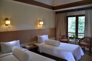 Een bed of bedden in een kamer bij Merumatta Senggigi Lombok