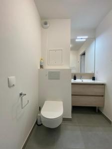 uma casa de banho branca com um WC e um lavatório em Saint-Maur Créteil - Proche Paris centre et Disney em Saint-Maur-des-Fossés