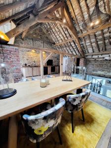 - une salle à manger avec une table et des chaises en bois dans l'établissement Luxury Spa Gîte - Loft Luxe, à Spa