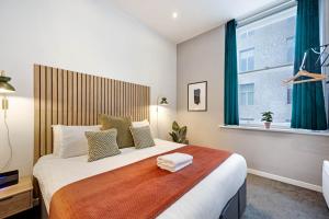 ein Schlafzimmer mit einem großen Bett und einem Fenster in der Unterkunft Host & Stay - Halifax House Apt II in Liverpool