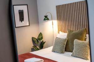 Spiegelreflexion eines Schlafzimmers mit einem Bett und Kissen in der Unterkunft Host & Stay - Halifax House Apt II in Liverpool