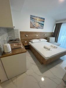 eine Küche mit einem großen Bett in einem Zimmer in der Unterkunft Apartments MAMPAS in Neum