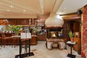 a lobby with a fireplace in a restaurant at Cella Central Historic Boutique Hotel in Zell am See