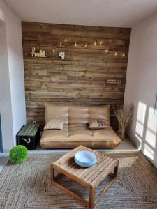 uma sala de estar com um sofá e uma mesa de centro em D34 - T3-Les Hauts du Port-parking-clim-wifi-50m du port em Bonifacio