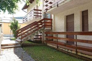 un escalier en bois sur le côté du bâtiment dans l'établissement A due passi da Asiago..., à Cesuna