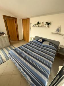 Ένα ή περισσότερα κρεβάτια σε δωμάτιο στο Bella Alba Apartment on the beach
