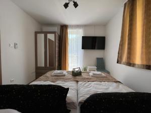 Postel nebo postele na pokoji v ubytování Jázmin Apartman