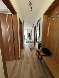 Postel nebo postele na pokoji v ubytování Jázmin Apartman