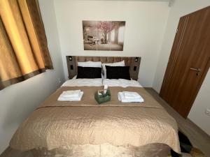 Postel nebo postele na pokoji v ubytování Jázmin Apartman