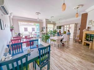 Ein Restaurant oder anderes Speiselokal in der Unterkunft Abelia Otel 